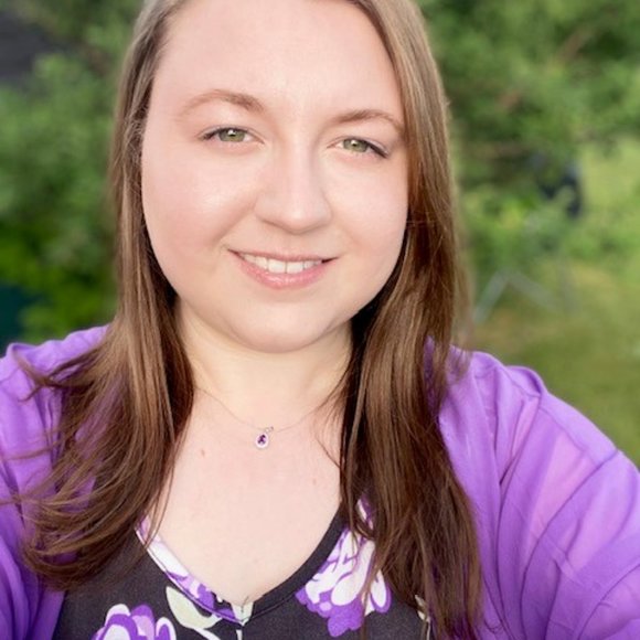 Meet your Posher, Nicole! - Picture 4 of 4